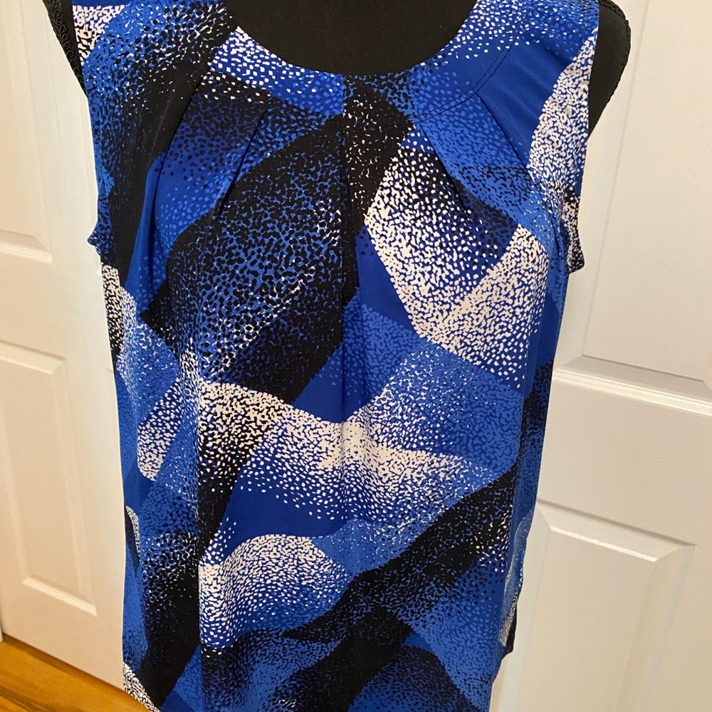 Cute sleeveless blouse.